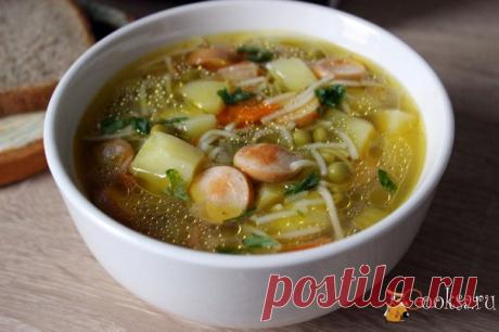 Быстрый суп с сосисками, вермишелью и зеленым горошком Если для приготовления первого блюда для домашнего обеда не хватает времени, этот рецепт простого, вкусного, легкого и быстрого в приготовлении супа будет очень кстати. Быстрый суп с сосисками, вермишелью и зеленым горошком понравится и взрослым, и даже маленьким привередам.