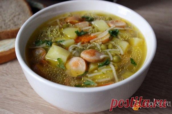 Быстрый суп с сосисками, вермишелью и зеленым горошком Если для приготовления первого блюда для домашнего обеда не хватает времени, этот рецепт простого, вкусного, легкого и быстрого в приготовлении супа будет очень кстати. Быстрый суп с сосисками, вермишелью и зеленым горошком понравится и взрослым, и даже маленьким привередам.