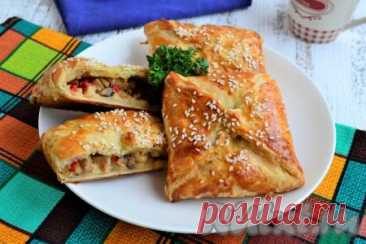 Вкусные слойки с курицей и грибами + видеорецепт