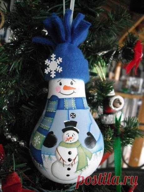 Елочные игрушки из лампочек.