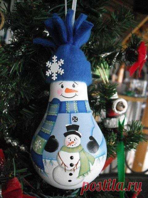 Елочные игрушки из лампочек.