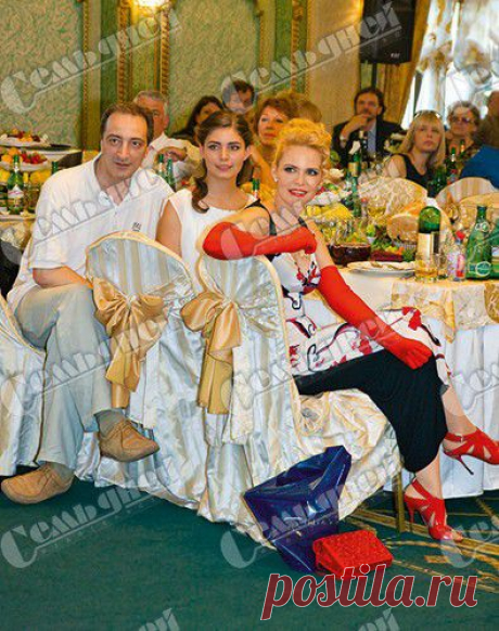 Яковлева Алена празднует 50-летие. Фотограф Феклистов Юрий 2 июня 2011 г. Козаков Кирилл, Яковлева Алена и их дочь Козакова Мария
