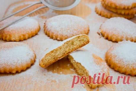 Молочные коржики из детства с ванилью 

Ингредиенты: 
-Мука — 400 г 
-Сахар — 200 г 
-Маргарин — 100 г 
-Молоко — 80 мл 
-Разрыхлитель — 10 г 
-Яйцо куриное — 1 шт. 
-Ванилин — 1 ч. л. 

Приготовление: 
1. Размягченный маргарин взбить с сахаром, яйцом и молоком. 
2. Добавить в жидкую массу ванилин, разрыхлитель и муку, быстро замесить тесто. 
3. Оно должно получиться мягким. Получившееся тесто раскатать в пласт, толщина которого должна быть не больше 0,6-0,7 см. 
4. Выдави...