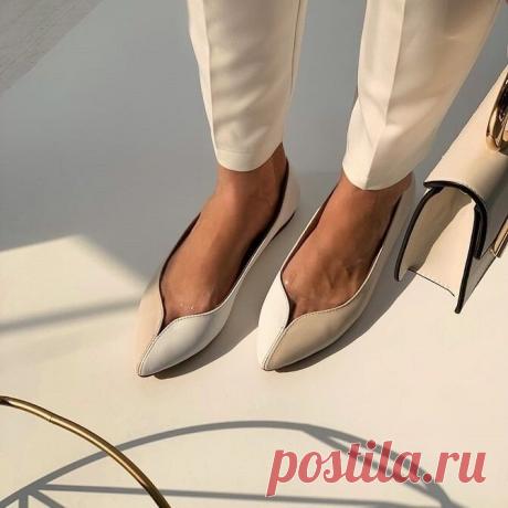 7 трендовых моделей обуви, которые стоит купить на осень-зиму 2021-2022  Как известно, мода циклична.
Поэтому если вам надоела старая обувь и хочется чего-то нового, обратите внимание на новинки сезона осень-зима 2021-2022.
К слову, в этом сезоне дизайнеры представили действительно много красивых моделей.
И мы отобрали наиболее интересные, модные и актуальные.
Мы предлагаем рассмотреть семь трендовых моделей, которые будут популярны этой осенью и зимой.
1. Каблук-рюмочка
Это один из хитов пред…