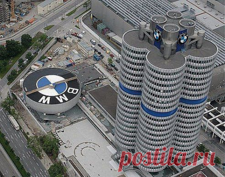 Штаб-квартира BMW и здание музея BMW в Мюнхене.
