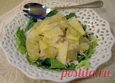 Салат с курицей и помело.