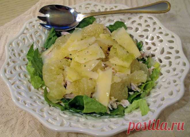 Салат с курицей и помело.