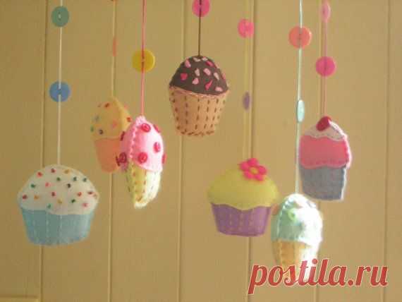 LAST ONE Cupcake mobile with felt cupcakes. Ready to ship. An original design by…