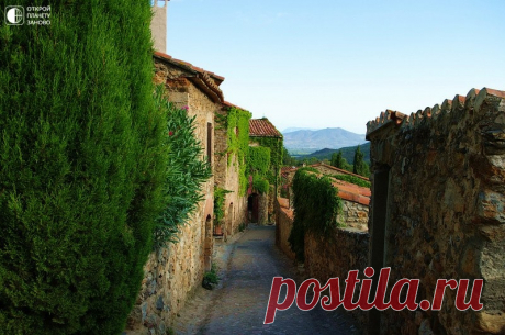 Castelnou - средневековая деревня в Восточных Пиренеях, Франция