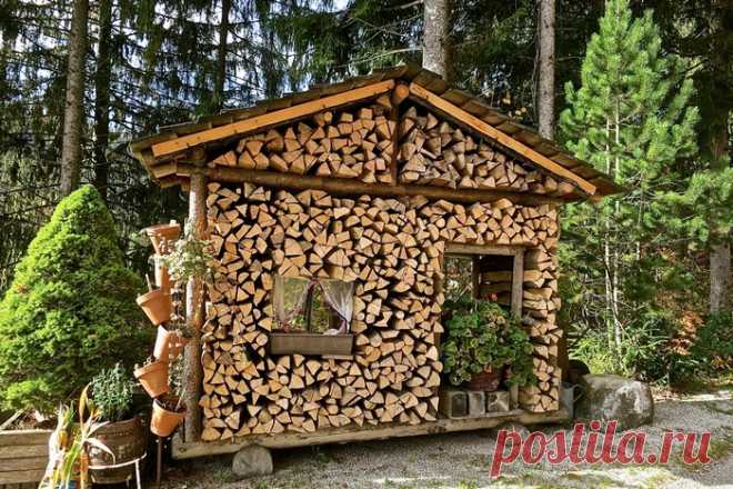 Дровяник как украшение участка: 10 интересных идей, которые преобразят дачу Без дров не обойтись ни на одном участке, даже если отопление в доме газовое, то барбекю-вечеринки никто не отменял. Часто дрова занимают часть сарая или гаража, что не совсем правильно и удобно.