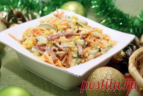 Салат «Новогодний серпантин» Салата «Новогодний серпантин», это салат моментального приготовления. Пока припоздавшие гости снимают шубки и пальто и рассаживаются за столом, у вас уже будет готово вкусное угощение.