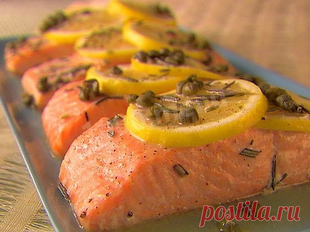 Слабосолёный лосось по-шведски (гравлакс, gravlax).

Этот шведский способ приготовления слабосолёной семги пришёл к нам из средневековья. В те суровые времена скандинавские рыбаки не просто засаливали рыбу, но и закапывали ее в песок, зачастую на несколько месяцев, чтобы сохранить на зиму.

Собственно, современное название «гравлакс» происходит как раз от шведского gravad lax – «закопанный лосось».

Сейчас лосося, разумеется, никто уже не закапывает, но от сочетания с укро...