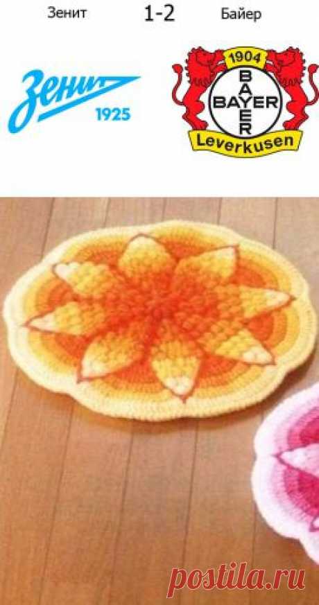 Три веселых коврика, связанных крючком.