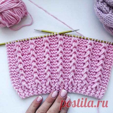 Этот красивый рельефный объемный узор спицами отлично подойдет для вязания как взрослых, так и детских вещей. Отлично будут смотреться связанные этим узором шапки, шарфы, свитера, кардиганы и другие теплые вещи.
Раппорт узора составляет 5 петель и 4 ряда.
----------------------------------------------------
Для вязания поворотными рядами набрать число петель кратное 5+3 петли для симметрии + 2 кромочные петли.
Описание вязания:
1 ряд: кр.п., *3 изн.п., вытянуть петлю из пр...