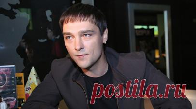 В дело Разина могут добавить новый эпизод за подделку договора с Шатуновым. Продюсеру группы «Ласковый май» Андрею Разину, который уже находится в розыске, могут добавить второй эпизод обвинения. Речь идёт о подделке договора с певцом Юрием Шатуновым, сообщает ТАСС со ссылкой на документы. Читать далее