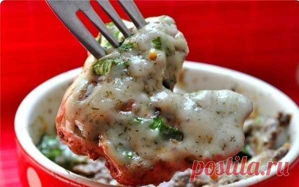 КУРИНАЯ ПЕЧЕНЬ, ЗАПЕЧЕННАЯ В СЫРНОМ СОУСЕ