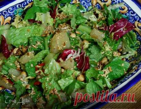 Салат с помело, орехами и перцем чили