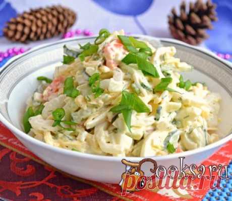 Салат с кальмарами, сыром и свежим огурцом Салат с кальмарами, сыром и свежим огурцом - очень вкусный салатик, который можно приготовить для разнообразия любого праздничного стола. Кальмары очищенные — 350-400 г; Яйца — 3 шт; Сыр твердый — 70 г; Огурцы свежие (небольшой) — 1 шт; Морковь отварная — 0,5 шт; Чеснок — 2 зуб.; Укроп свежий — 1/4 пуч.; Майонез — 2 ст.л.; Сметана — 1-2 ст.л.; Соль, перец свежемолотый черный (по вкусу) ;