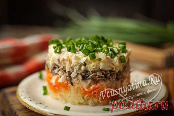 Слоеный салат со шпротами и солеными огурцами: рецепт с фото Как приготовить слоеный салат со шпротами и солеными огурцами. Рецепт с фото вкусной и красивой закуски на праздники.