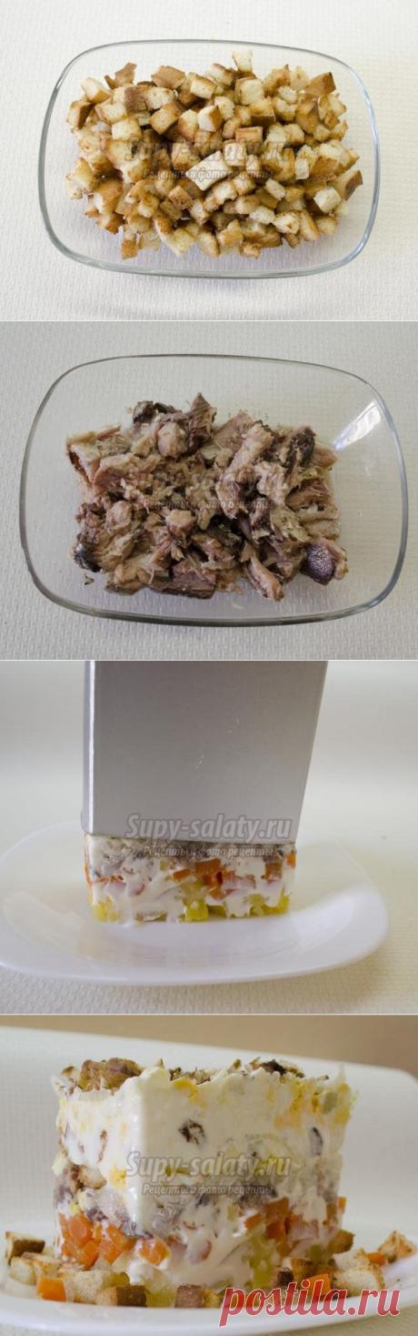 Слоёный салат из рыбных консервов с сухариками и маринованным луком. Рецепт с пошаговыми фото