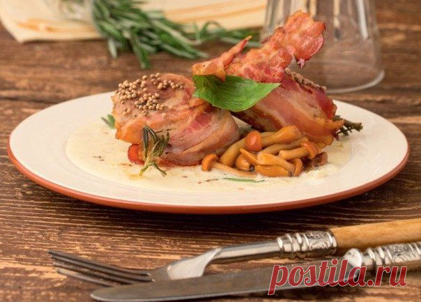 Свиные медальоны с маринованными опятами и луковым соусом