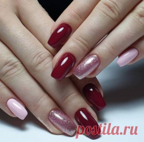 Словно морозный иней замерз на наших ноготках – зимний маникюр с легким блеском