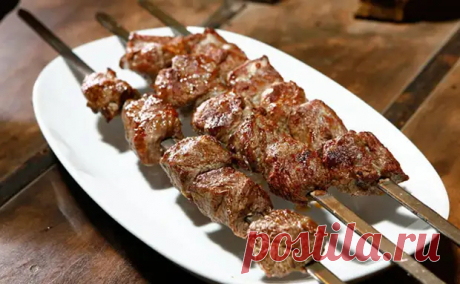 Увидели в Грузии рецепт легендарного шашлыка Мцвади. Мясо стоит в маринаде сутки и тает во рту, даже если было жестким - Steak Lovers - 15 сентября - 43857570875 - Медиаплатформа МирТесен