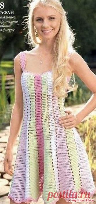 Цветной сарафан Летний сарафан связан крючком в технике филейной сетки. Изюминкой этого сарафана являются вертикальные цветные полосы из пряжи разных цветов.