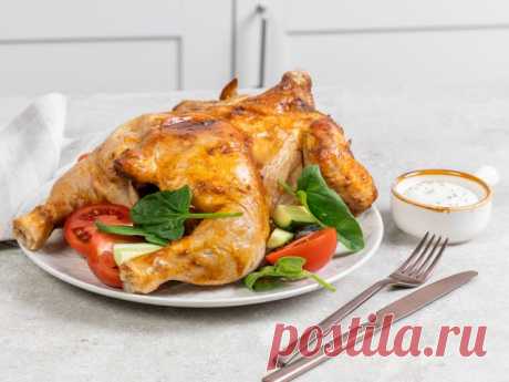Курица на бутылке в духовке целиком – пошаговый рецепт приготовления с фото Курица, приготовленная в духовке на бутылке, получается сочной, с хрустящей корочкой. Чтобы приготовить так птицу, бутылку можно выбрать любую.