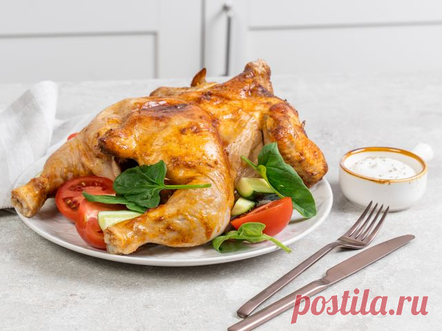 Курица на бутылке в духовке целиком – пошаговый рецепт приготовления с фото Курица, приготовленная в духовке на бутылке, получается сочной, с хрустящей корочкой. Чтобы приготовить так птицу, бутылку можно выбрать любую.