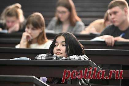 Объяснена польза высшего образования для здоровья и долголетия. Эпидемиологические исследования показали, что люди с высшим образованием дольше живут и легче переносят боль. По словам геронтолога Антона Наумова, польза постоянной умственной активности для здоровья и долголетия связана с тем, что она позволяет сохранить ум ясным и продуктивным.
