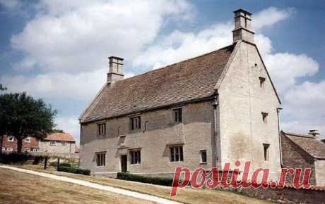 ИСААК НЬЮТОН - что Вы о нем знаете? 

Исаак родился в семье фермера 04.01.1643. За несколько месяцев до его рождения умер отец. Мать, пытаясь устроить личную жизнь, переехала в другой городок, оставив маленького сына с бабушкой в деревне Вулсторп. 

Отсутствие родителей повлияло на характер маленького гения: он был молчалив и замкнут. Всю свою жизнь он чувствовал себя одиноким, никогда не женился и не имел семьи. 
Продолжение + прикольное видео