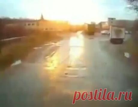 Момент взрыва на пороховом заводе под Рязанью попал на видео. Момент взрыва на территории завода «Эластик», где работало предприятие «Разряд» по производству пороха и утилизации боеприпасов, попал на видео. На кадрах видно, как здание взрывается, после чего над ним формируются серые клубы дыма. Согласно последней информации, в результате ЧП погибли от 12 до 16 человек.