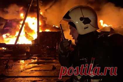 МЧС назвало предварительные причины пожара на нефтебазе в Пермском крае