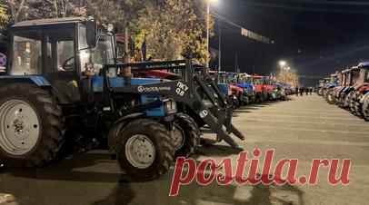 Протест фермеров на тракторах у здания правительства Молдавии — видео. Молдавские фермеры на 200 тракторах собрались на протест в Кишинёве. Они припарковались у здания правительства и требуют увеличить поддержку аграрного сектора, пострадавшего от засухи и падения цен на зерно. Организаторы протеста «Фермерская сила» просят ввести мораторий на штрафы по долгам в отношении производителей зерновых. Правительство игнорирует их требования. Также протестующие недовольны открытием рынка страны для…