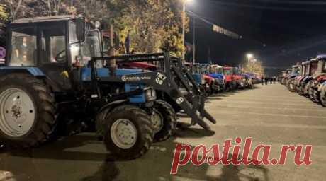 Протест фермеров на тракторах у здания правительства Молдавии — видео. Молдавские фермеры на 200 тракторах собрались на протест в Кишинёве. Они припарковались у здания правительства и требуют увеличить поддержку аграрного сектора, пострадавшего от засухи и падения цен на зерно. Организаторы протеста «Фермерская сила» просят ввести мораторий на штрафы по долгам в отношении производителей зерновых. Правительство игнорирует их требования. Также протестующие недовольны открытием рынка страны для…