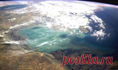 Космический снимок дельты Волги и Каспийского моря / Физика невозможного!