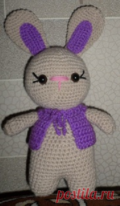 Зайчик, связанный крючком.