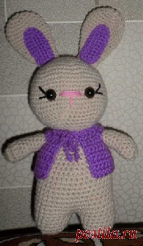 Зайчик, связанный крючком.