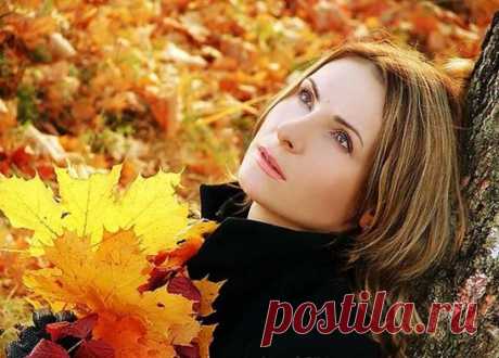 Ещё темно...
------------------------
Темно и грустно...пять часов.
И за окном ещё дремота
Все ждёт,когда из-за холмов
Блеснет восход,смахнув зевоту...
Как сладко время там спалось,
Где боль,тревога не водились.
Случайно заходивший гость,
Свернув постель,унес наивность.
Унес беспечность,без возврата,
А с нею молодость,любовь...
Закономерная утрата...
Зачем взамен оставил боль?
Неужто лучшее на смену
Прекрасной юности и нет?
Я привыкаю к переменам,..
И жду восход-надежды свет...
Любовь Журавлик