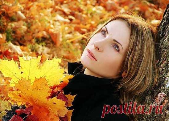 Ещё темно...
------------------------
Темно и грустно...пять часов.
И за окном ещё дремота
Все ждёт,когда из-за холмов
Блеснет восход,смахнув зевоту...
Как сладко время там спалось,
Где боль,тревога не водились.
Случайно заходивший гость,
Свернув постель,унес наивность.
Унес беспечность,без возврата,
А с нею молодость,любовь...
Закономерная утрата...
Зачем взамен оставил боль?
Неужто лучшее на смену
Прекрасной юности и нет?
Я привыкаю к переменам,..
И жду восход-надежды свет...
Любовь Журавлик