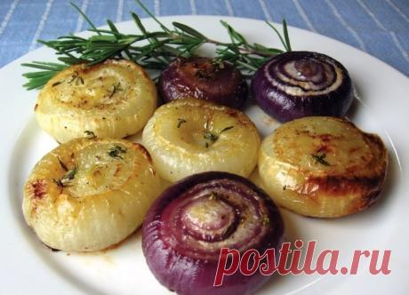 ПЕЧЕНЫЙ ЛУК вместо лекарств от множества недугов | Журнал &quot;JK&quot; Джей Кей Вы наверняка знаете об огромной пользе для здоровья сырых овощей и свежей зелени. Но есть один продукт, который в запеченном виде гораздо полезнее, чем в сыром — это лук. В процессе запекания испаряются только эфирные масла, а после пребывания в духовке все его целебные свойства только усиливаются.