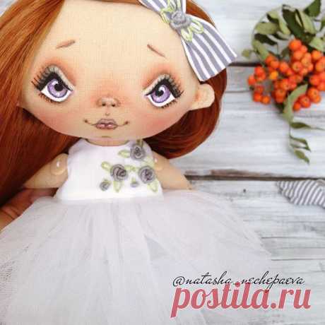 Тут вышивку видно на платишке. Вот вышиваю и не знаю даже, как эта техника называется. Учительница труда, которая учила в школе может и говорила, но я как обычно мимо ушей пропустила... Но Алёна @adudakova вчера просветила меня 🙈, она специалист по узелкам всяким и крючкам 😄. Французский узелок... рококо - названия то какое красивые... #куклынечепаевойнаташи#текстильнаякукла#авторскаякукла#интерьернаякукла#коллекционнаякукла#куклаизткани#куклавподарок#кукласвоимируками#р...