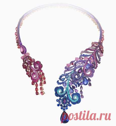 Китайская школа высокого ювелирного искусства в новой коллекции драгоценностей Chopard. Это не первый взгляд на Восток! В этом году Chopard решено было пойти еще дальше: количество цвета в коллекции зашкаливает и благодаря обилию самоцветов, и за счет характерного радужного финиша, который придает ритмичному титану, из которого украшения выполнены почти полностью, совершенно космический вид. #jewelry@looksima