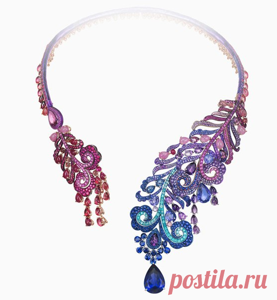 Китайская школа высокого ювелирного искусства в новой коллекции драгоценностей Chopard. Это не первый взгляд на Восток! В этом году Chopard решено было пойти еще дальше: количество цвета в коллекции зашкаливает и благодаря обилию самоцветов, и за счет характерного радужного финиша, который придает ритмичному титану, из которого украшения выполнены почти полностью, совершенно космический вид. #jewelry@looksima