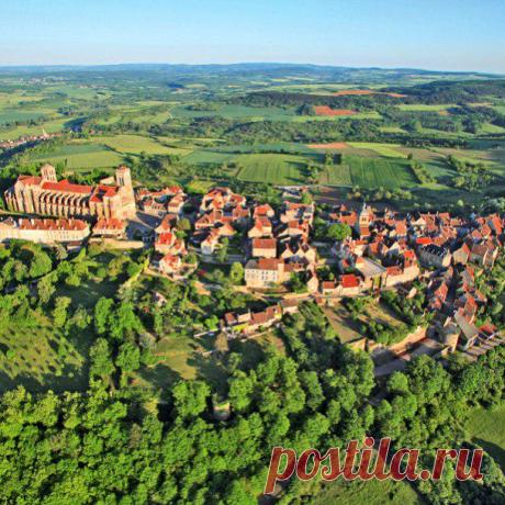 Самые красивые деревни Бургундии | Журнал "JK" Джей Кей Châteauneuf Взгромоздившись на одном из холмов и наблюдая над равниной и каналом Бургундии, (кстати, статья про путешествие по каналам Бургундии будет выложена на нашем сайте совсем скоро, деревня Châteauneuf и ее величественный замок XII века свидетельствуют о стратегическим расположением городка на дороге между Dijon и Autun. Средневековые улочки города сохранили дома богатых бургундских торговцев XIV, XV и XVI веко...