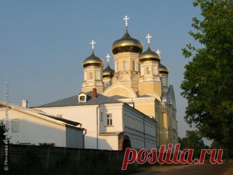 Боголюбский (Андрониковский) собор Казанского Вышневолоцкого монастыря Тверской области. 25 июля 2010 года. Фотo: © Михеева Анна Сергеевна  | Тверская область Вышний Волочек Вышневолоцкий Казанский монастырь Собор Иконы Божией Матери Боголюбская Купол Глава Фотография