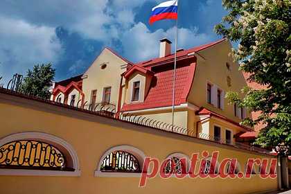 Консул России в Харькове назвал взлом аккаунта ответом на статью Медведева. И.о. генерального консула России в Харькове Игорь Демяненко назвал взлом аккаунта генконсульства в Instagram ответом на статью зампреда Совета Безопасности РФ Дмитрия Медведева об Украине. Он сослался на мнение «местных политологов». Украинские спецслужбы хотели дискредитировать дипломатов, считает консул.