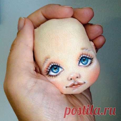 Совсем скоро новая девочка✨ Вчера нарисовала эскиз одного личика, в итоге получилось совсем другое 😂🙈 Ну скажите, как тут брать заказы, если даже я сама не знаю, что выйдет в итоге? 🙏🏻 Я всегда рисую от руки, сначала набросок, потом все остальное и в процессе часто ухожу от изначального образа совсем в другую сторону 😉 #текстильнаякукла #кукла #кукларучнойработы #куклы #куклаизткани #куклавподарок #кукланазаказ #коллекционнаякукла #акварелька_doll #осень #творчество #...