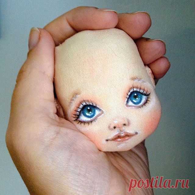 Совсем скоро новая девочка✨ Вчера нарисовала эскиз одного личика, в итоге получилось совсем другое 😂🙈 Ну скажите, как тут брать заказы, если даже я сама не знаю, что выйдет в итоге? 🙏🏻 Я всегда рисую от руки, сначала набросок, потом все остальное и в процессе часто ухожу от изначального образа совсем в другую сторону 😉 #текстильнаякукла #кукла #кукларучнойработы #куклы #куклаизткани #куклавподарок #кукланазаказ #коллекционнаякукла #акварелька_doll #осень #творчество #...